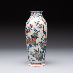 A fine polychrome Dutch Delft cashmere palette ribbed vase with birds among flowering branches, early 18th C. — photo 3