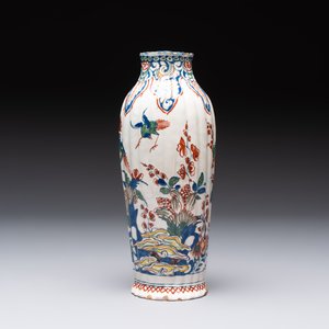 A fine polychrome Dutch Delft cashmere palette ribbed vase with birds among flowering branches, early 18th C. — photo 4