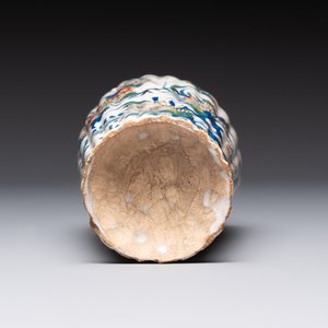 A fine polychrome Dutch Delft cashmere palette ribbed vase with birds among flowering branches, early 18th C. — photo 7
