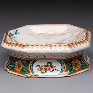 A fine polychrome Dutch Delft doré 'good shepherd' salt, 18th C. — photo 3