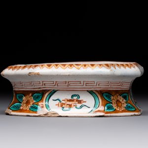 A fine polychrome Dutch Delft doré 'good shepherd' salt, 18th C. — photo 4