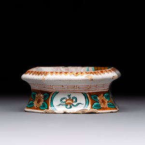A fine polychrome Dutch Delft doré 'good shepherd' salt, 18th C. — photo 7