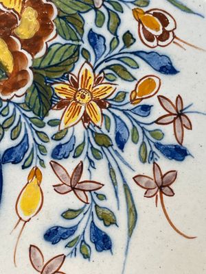 A fine polychrome Dutch Delft 'flower vase' plaque, 18th C. — photo 4