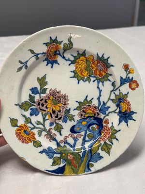 A fine polychrome Dutch Delft plate with floral design — photo 1