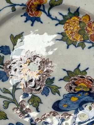 A fine polychrome Dutch Delft plate with floral design — photo 12