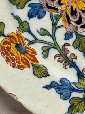 A fine polychrome Dutch Delft plate with floral design — photo 2