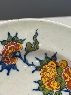 A fine polychrome Dutch Delft plate with floral design — photo 5