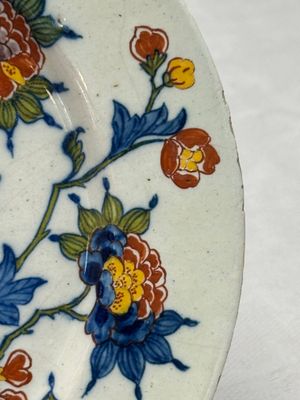 A fine polychrome Dutch Delft plate with floral design — photo 7
