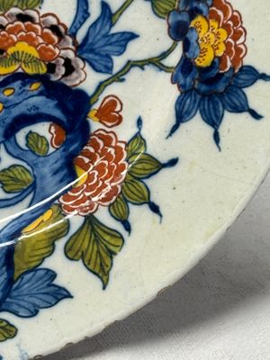 A fine polychrome Dutch Delft plate with floral design — photo 8