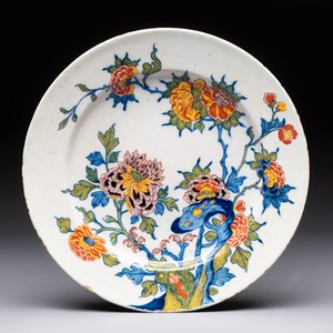 A fine polychrome Dutch Delft plate with floral design — photo 1