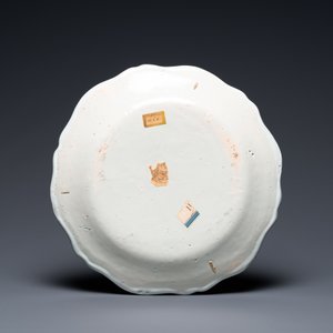 A fine polychrome French faience 'chinoiserie' dish with lobed border, Rouen, 1st half 18th C. — 照片 2