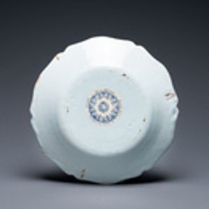 A fine polychrome French faience 'chinoiserie' dish with lobed border, Rouen, 1st half 18th C. — photo 2