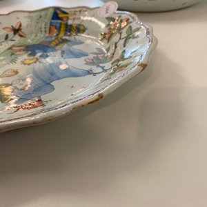 A fine polychrome French faience 'chinoiserie' dish with lobed border, Rouen, 1st half 18th C. — 照片 4