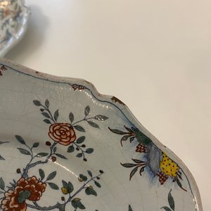 A fine polychrome French faience 'pastoral' dish with lobed border, Rouen, 1st half 18th C. — 照片 5