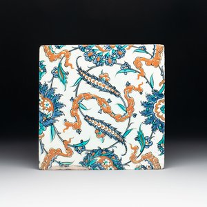 A fine polychrome Iznik pottery tile with floral and cloud-band design, Turkey, 2nd half 16th C. — photo 1