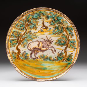 A fine polychrome Spanish pottery tazza with a leaping bull, Talavera, 18th C. — foto 1