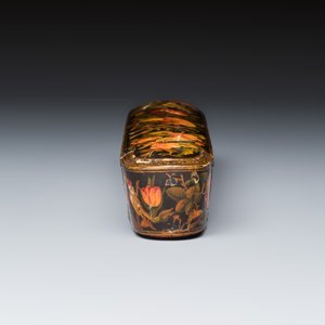 A fine Qajar lacquered papier-mâché pen box or qalamdan — photo 4