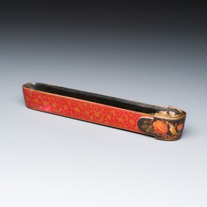 A fine Qajar lacquered papier-mâché pen box or qalamdan — photo 9
