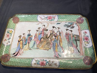 A fine rectangular Chinese Canton enamel ruby-back dish with figural design, Yongzheng — 照片 2