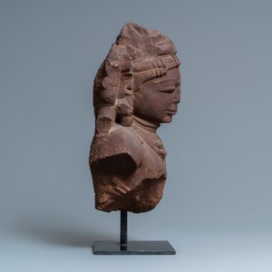 A fine red sandstone bust of a celestial nymph, Central India, 10/11th C. — 照片 3