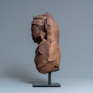 A fine red sandstone bust of a celestial nymph, Central India, 10/11th C. — 照片 5