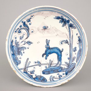 A fine Savona saucer dish with a hare in blue and manganese, 18th C. — 照片 1