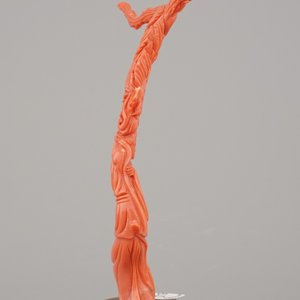 A fine sculpted Chinese red coral branch with a Guanyin, birds and flowers, 19th C. — 照片 2