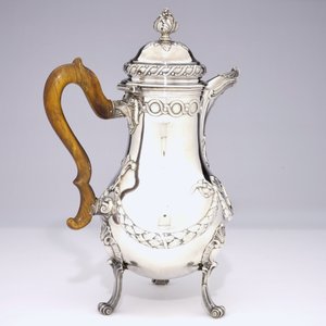 A fine silver coffee jug with wooden handle, Bruges, Pieter De Thieu, 1774 — 照片 2