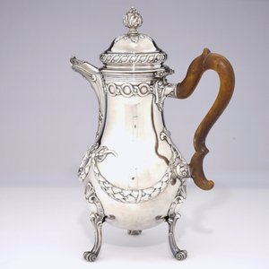 A fine silver coffee jug with wooden handle, Bruges, Pieter De Thieu, 1774 — 照片 3