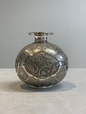 A fine silver vase with birds for the Turkish market, Egypt, dated 1936 — foto 3