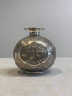 A fine silver vase with birds for the Turkish market, Egypt, dated 1936 — foto 4