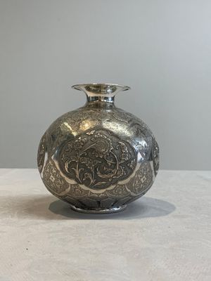 A fine silver vase with birds for the Turkish market, Egypt, dated 1936 — foto 5
