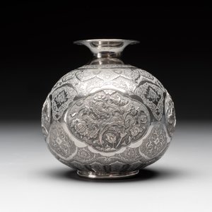 A fine silver vase with birds for the Turkish market, Egypt, dated 1936 — foto 4