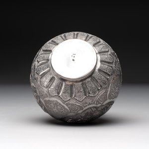 A fine silver vase with birds for the Turkish market, Egypt, dated 1936 — foto 6