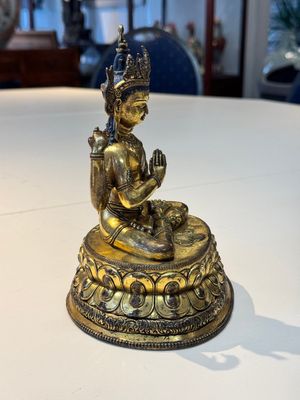 A fine Sino-Tibetan gilt-bronze Buddha, 17/18th C. — photo 2