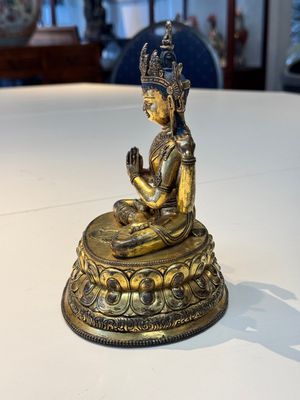 A fine Sino-Tibetan gilt-bronze Buddha, 17/18th C. — photo 4