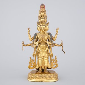 A fine Sino-Tibetan gilt bronze figure of Avalokitesvara, 17-18th C. — foto 1