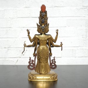 A fine Sino-Tibetan gilt bronze figure of Avalokitesvara, 17-18th C. — foto 10