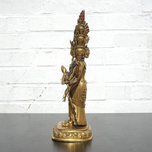 A fine Sino-Tibetan gilt bronze figure of Avalokitesvara, 17-18th C. — foto 11