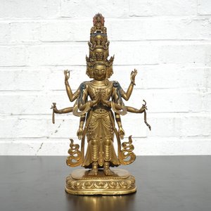 A fine Sino-Tibetan gilt bronze figure of Avalokitesvara, 17-18th C. — foto 12