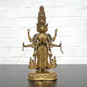 A fine Sino-Tibetan gilt bronze figure of Avalokitesvara, 17-18th C. — foto 13
