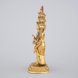 A fine Sino-Tibetan gilt bronze figure of Avalokitesvara, 17-18th C. — foto 2