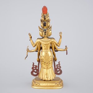 A fine Sino-Tibetan gilt bronze figure of Avalokitesvara, 17-18th C. — foto 3