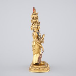 A fine Sino-Tibetan gilt bronze figure of Avalokitesvara, 17-18th C. — foto 4