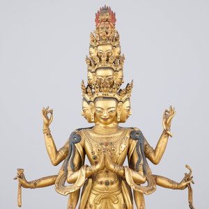 A fine Sino-Tibetan gilt bronze figure of Avalokitesvara, 17-18th C. — foto 5