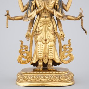 A fine Sino-Tibetan gilt bronze figure of Avalokitesvara, 17-18th C. — foto 6