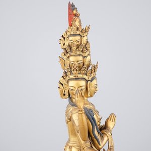 A fine Sino-Tibetan gilt bronze figure of Avalokitesvara, 17-18th C. — foto 7