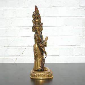 A fine Sino-Tibetan gilt bronze figure of Avalokitesvara, 17-18th C. — foto 9