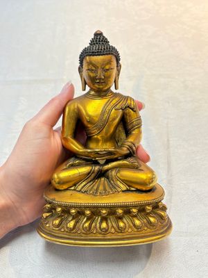 A fine Sino-Tibetan gilt-bronze figure of Buddha Shakyamuni, 17th C. — photo 1