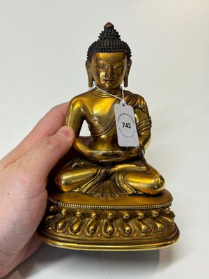 A fine Sino-Tibetan gilt-bronze figure of Buddha Shakyamuni, 17th C. — photo 12